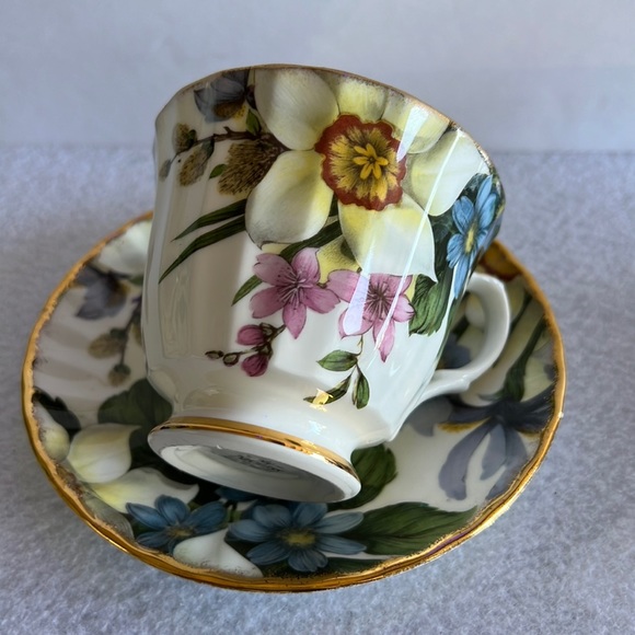 Duchness Fine Bone China England teacup and saucer - Picture 1 of 5
